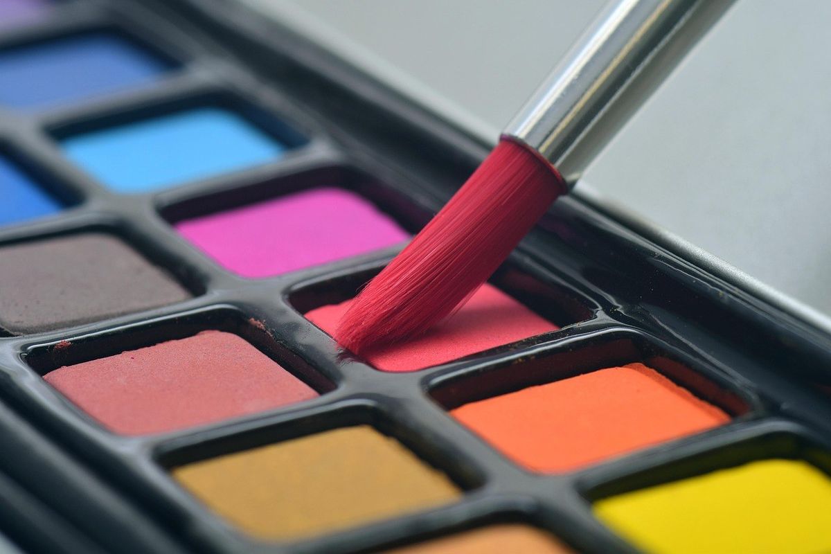 Pinceau rouge sur palette de maquillage appliquant rouge à joues Pinceau rouge sur palette de maquillage appliquant rouge à joues