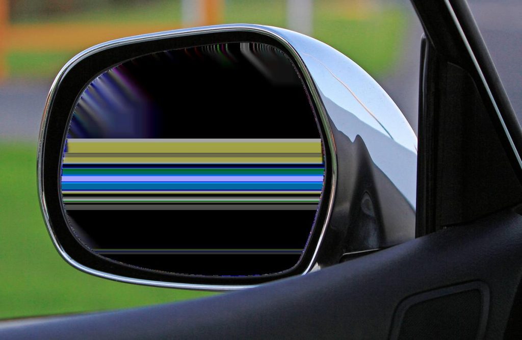 miroir de voiture reflétant des bandes horizontales colorées