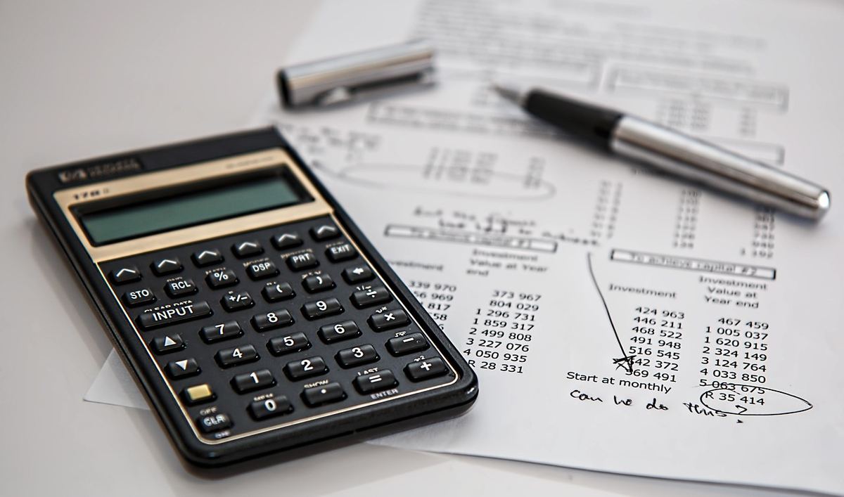 Calculatrice sur feuille de papier avec stylo et notes de comptes