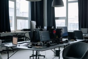 Un bureau moderne avec plusieurs écrans, chaises et lumière naturelle